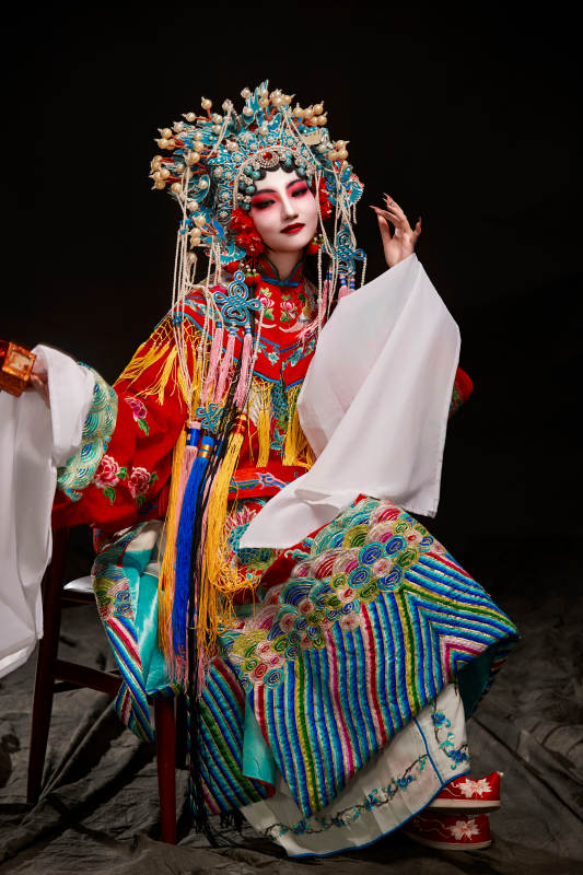 装扮国粹京剧贵妃醉酒角色形象的中国少女图片