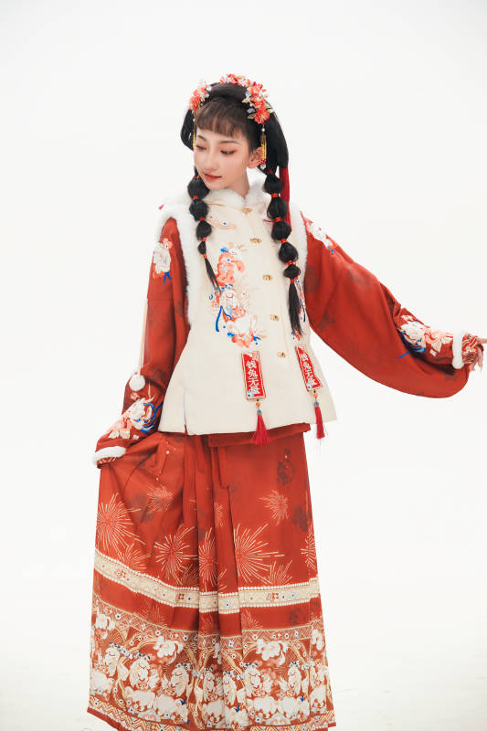 白色背景下身穿喜庆中式汉服的可爱少女图片