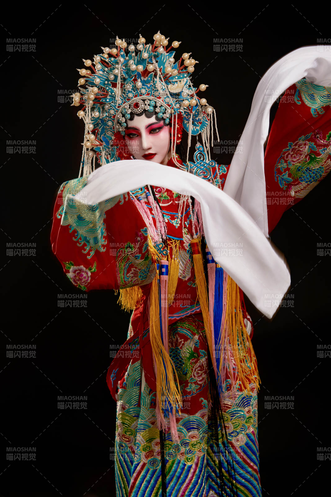 装扮国粹京剧贵妃醉酒角色形象的中国少女图片