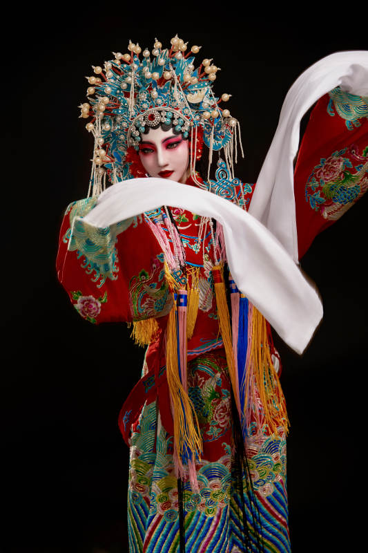 装扮国粹京剧贵妃醉酒角色形象的中国少女图片