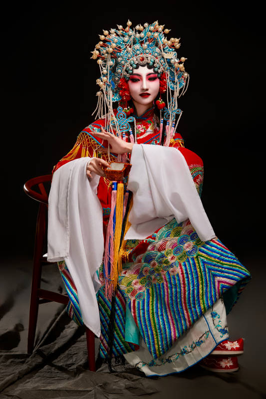 装扮国粹京剧贵妃醉酒角色形象的中国少女图片