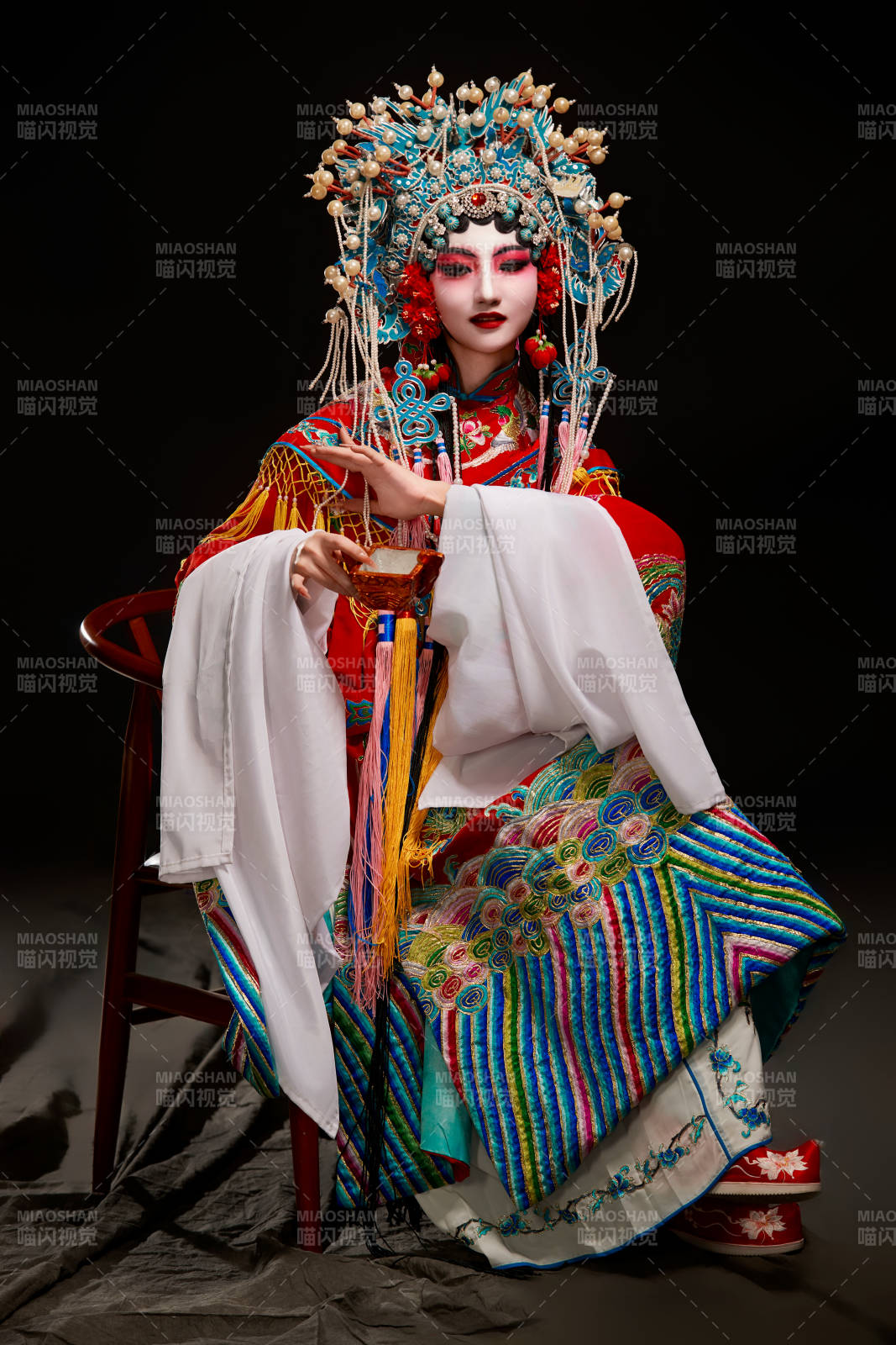 装扮国粹京剧贵妃醉酒角色形象的中国少女图片