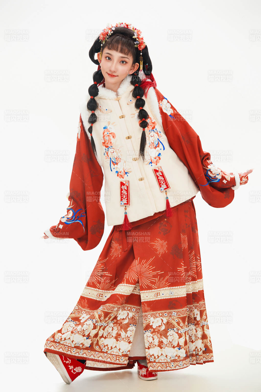 白色背景下身穿喜庆中式汉服的可爱少女图片