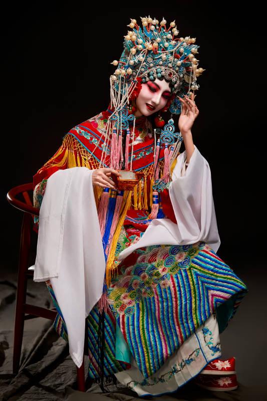 装扮国粹京剧贵妃醉酒角色形象的中国少女图片