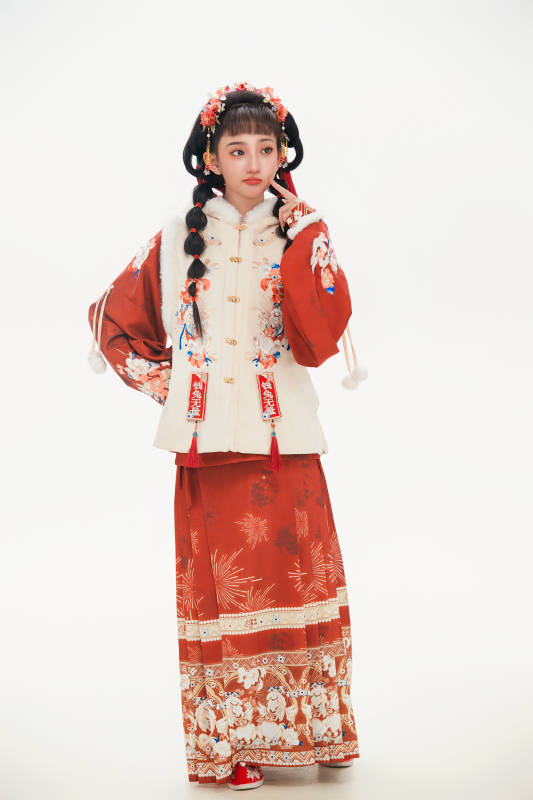 白色背景下身穿喜庆中式汉服的可爱少女图片