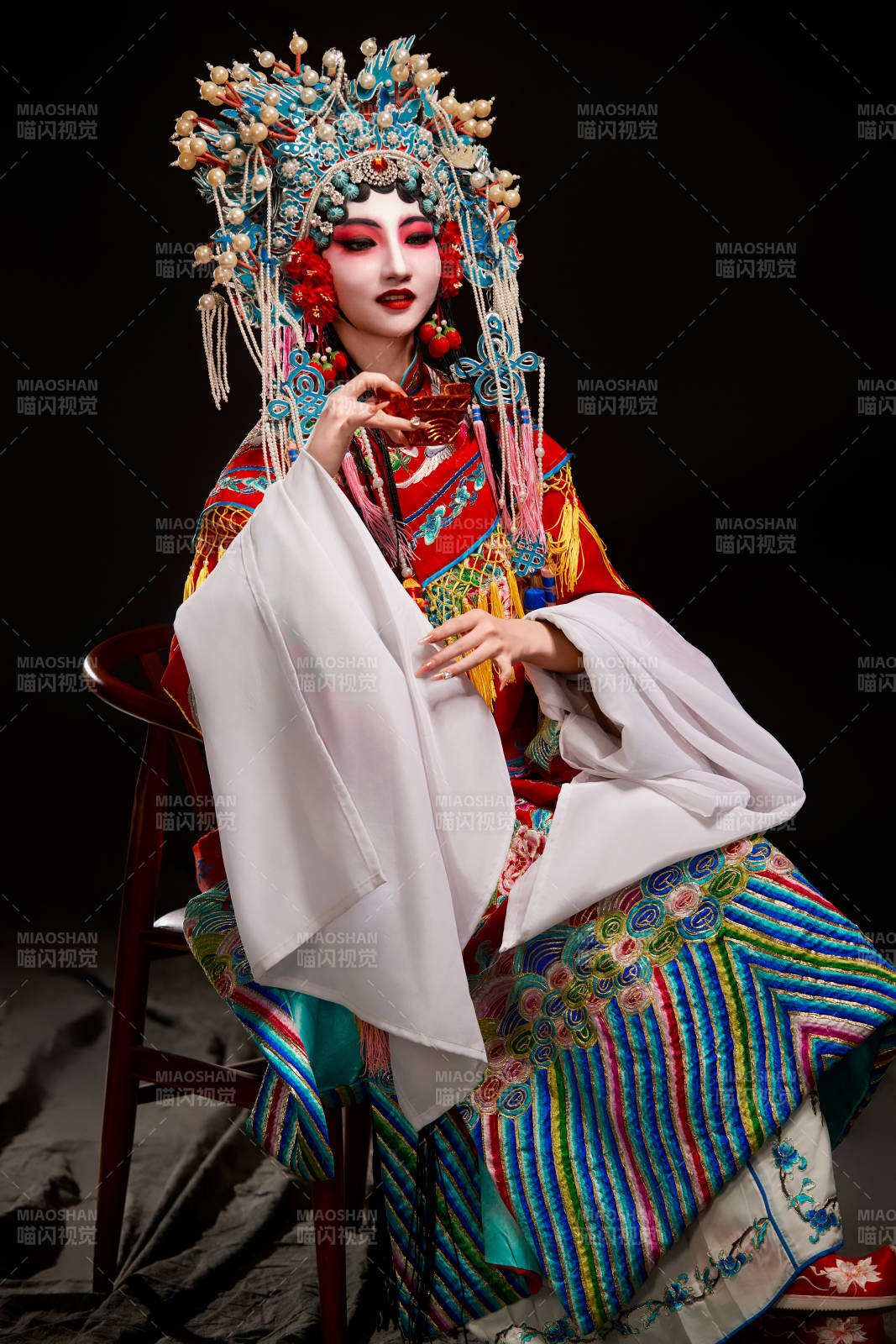 装扮国粹京剧贵妃醉酒角色形象的中国少女图片