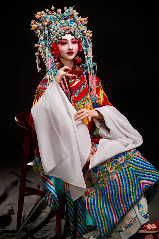 装扮国粹京剧贵妃醉酒角色形象的中国少女图片