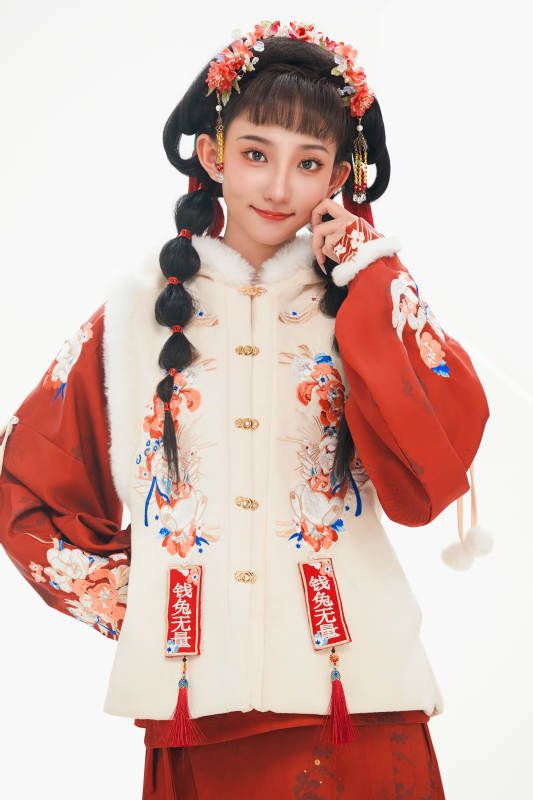 白色背景下身穿喜庆中式汉服的可爱少女图片