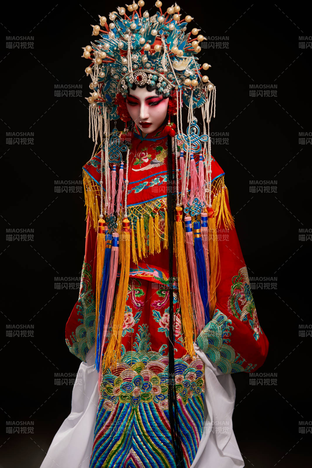 装扮国粹京剧贵妃醉酒角色形象的中国少女图片