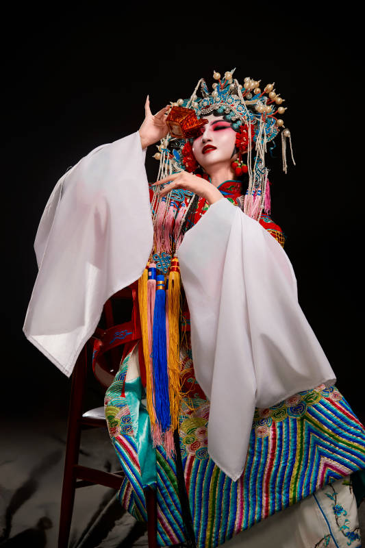 装扮国粹京剧贵妃醉酒角色形象的中国少女图片