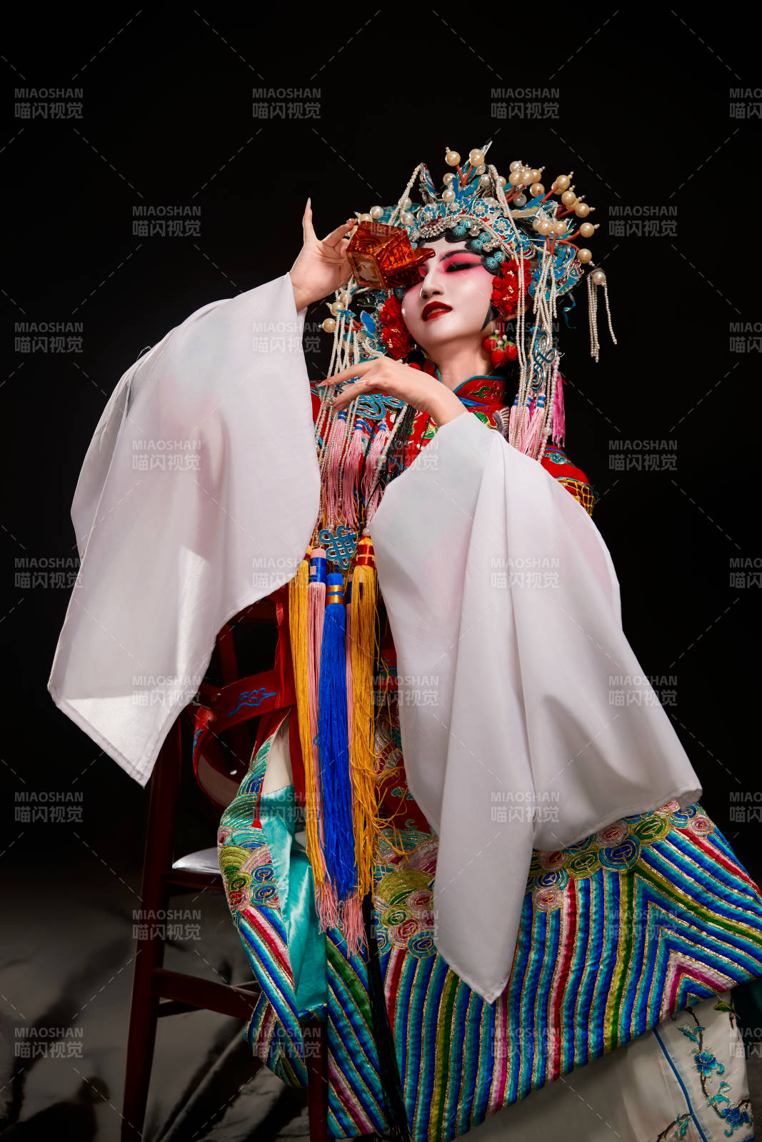 装扮国粹京剧贵妃醉酒角色形象的中国少女图片