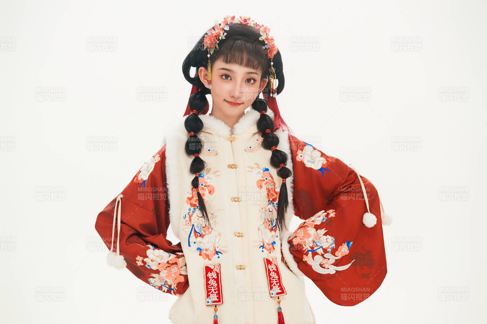 白色背景下身穿喜庆中式汉服的可爱少女图片