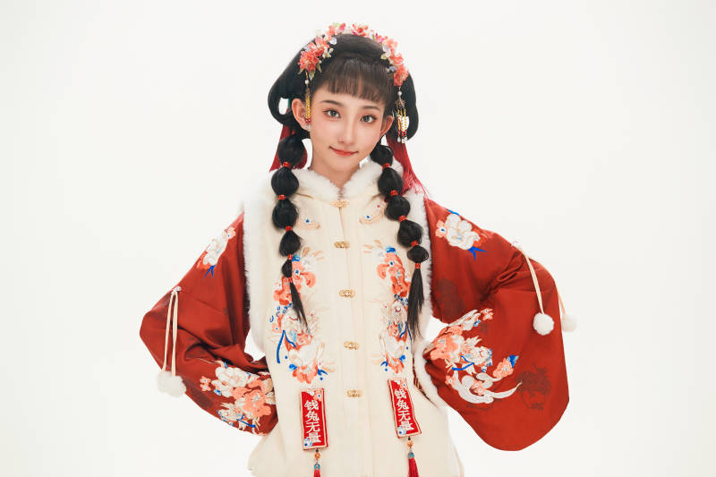 白色背景下身穿喜庆中式汉服的可爱少女图片