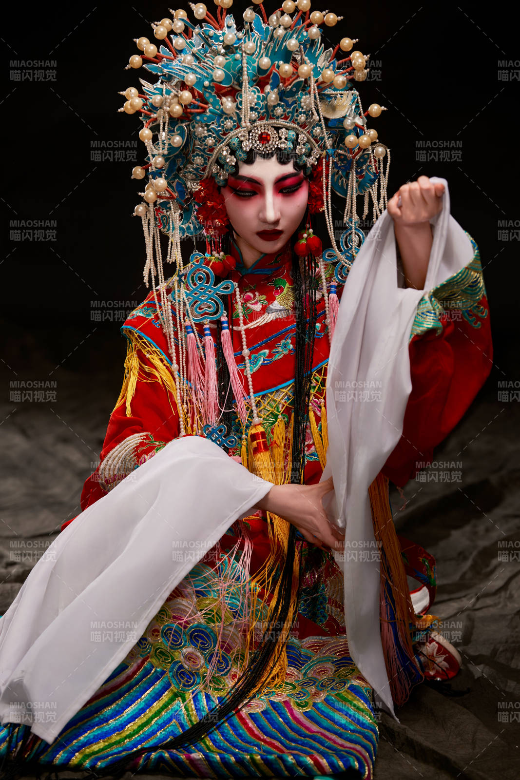 装扮国粹京剧贵妃醉酒角色形象的中国少女图片