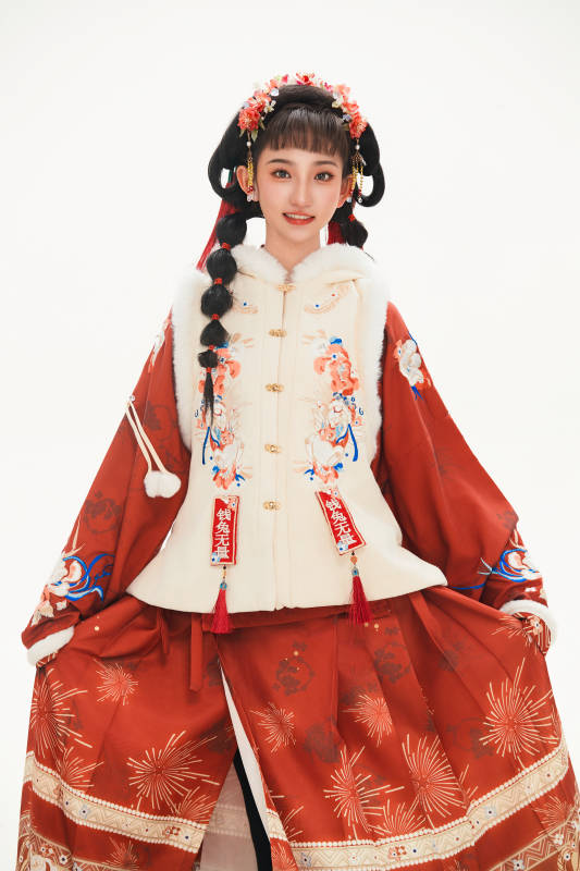 白色背景下身穿喜庆中式汉服的可爱少女图片