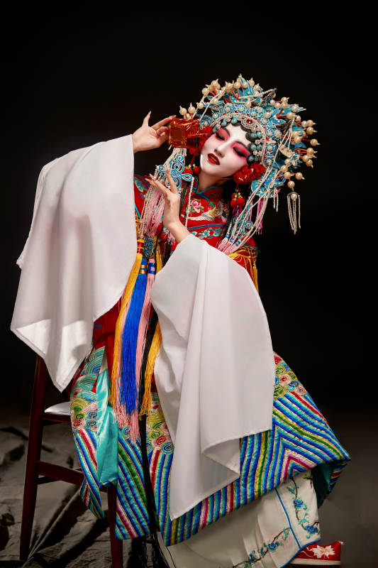 装扮国粹京剧贵妃醉酒角色形象的中国少女图片