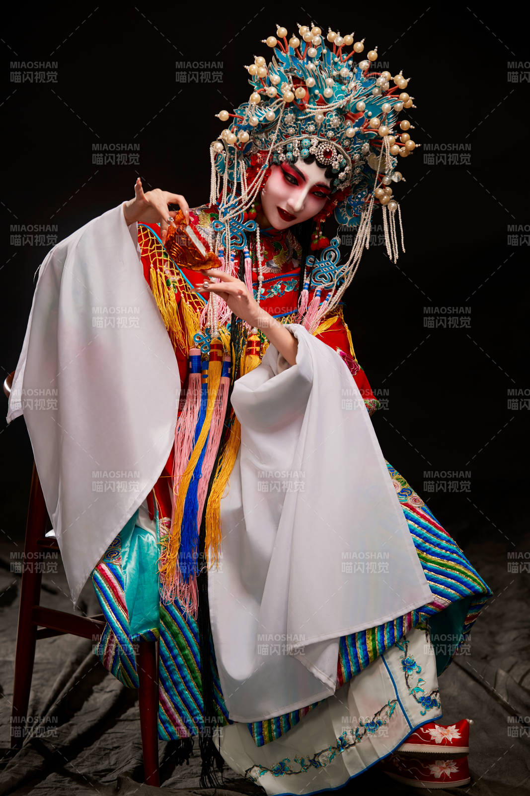 装扮国粹京剧贵妃醉酒角色形象的中国少女图片