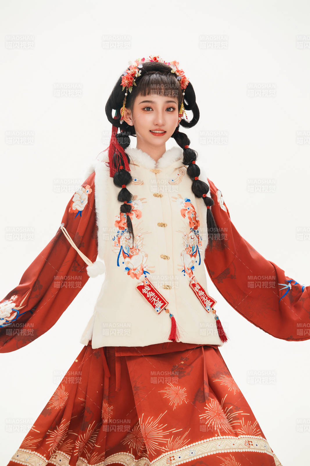 白色背景下身穿喜庆中式汉服的可爱少女图片