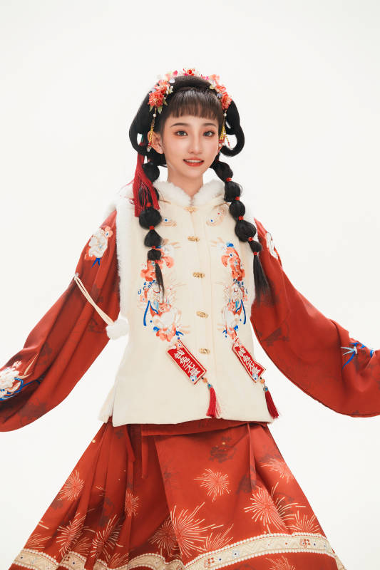 白色背景下身穿喜庆中式汉服的可爱少女图片