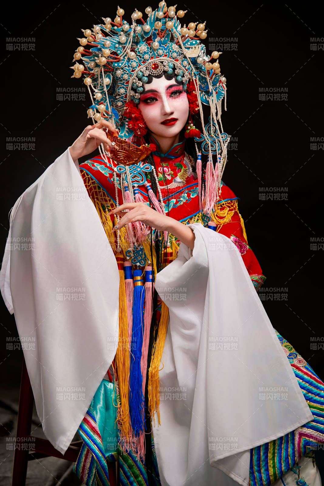 装扮国粹京剧贵妃醉酒角色形象的中国少女图片