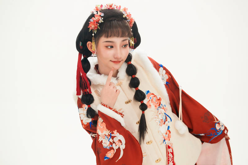 白色背景下身穿喜庆中式汉服的可爱少女图片