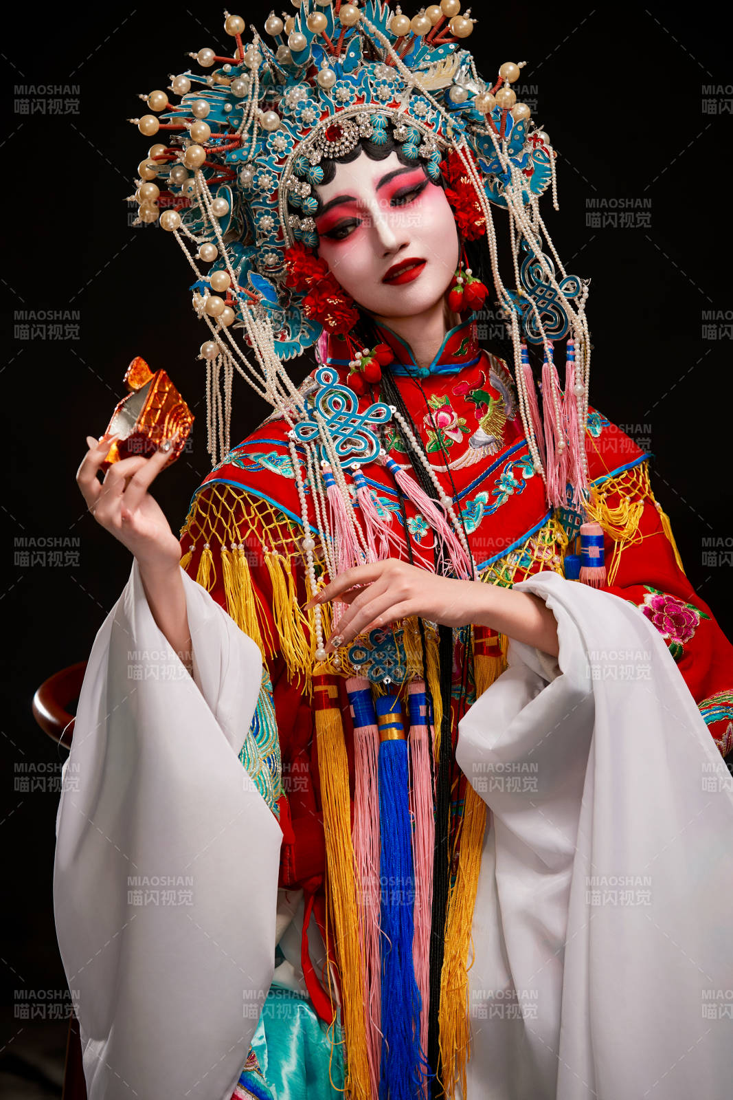 装扮国粹京剧贵妃醉酒角色形象的中国少女图片