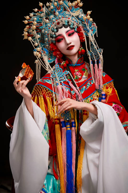 装扮国粹京剧贵妃醉酒角色形象的中国少女图片