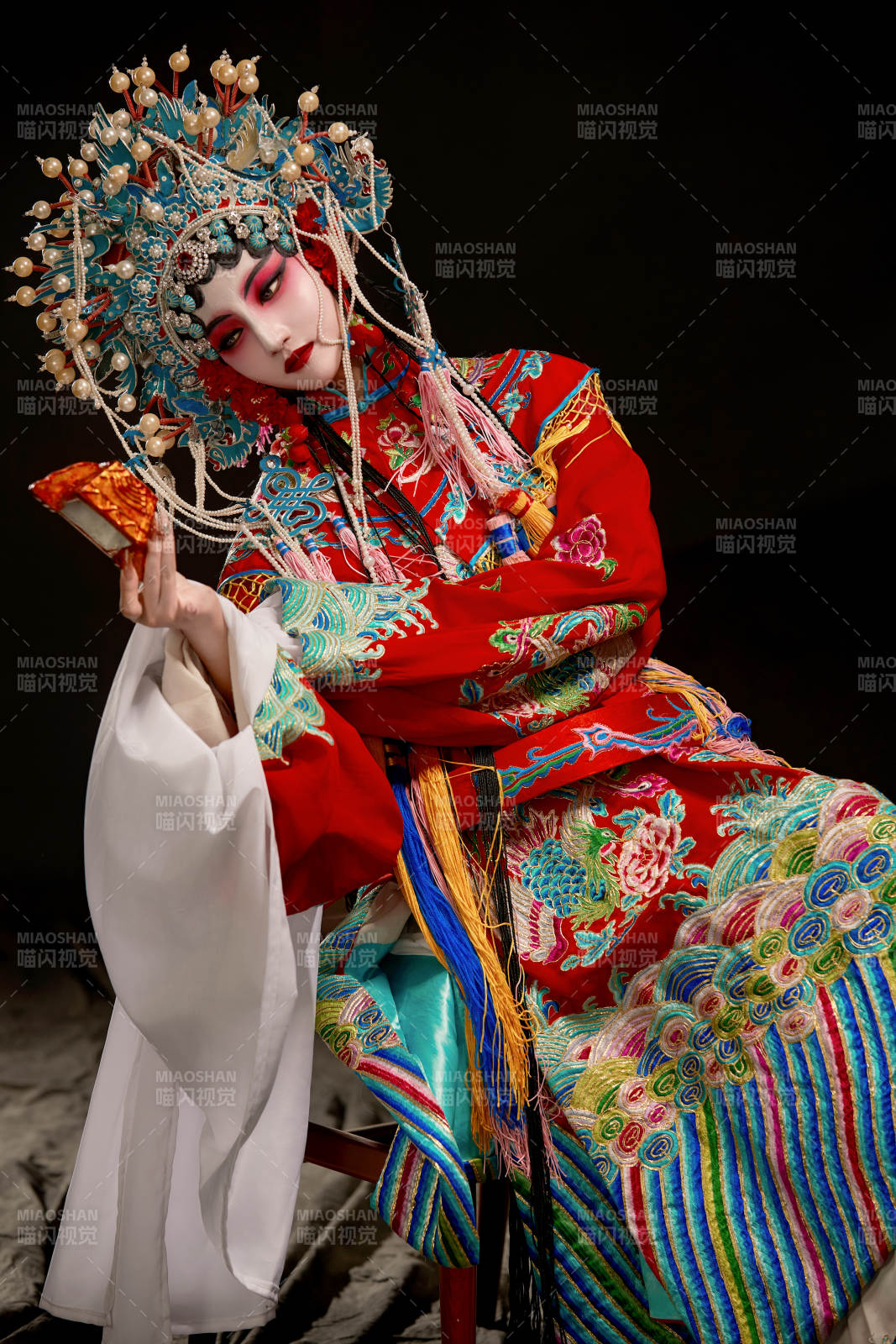 装扮国粹京剧贵妃醉酒角色形象的中国少女图片