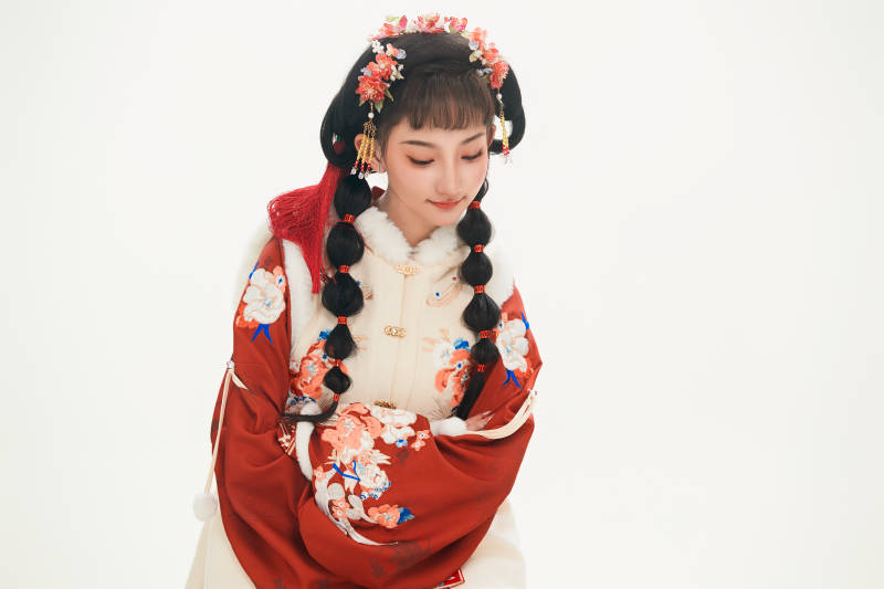 白色背景下身穿喜庆中式汉服的可爱少女图片