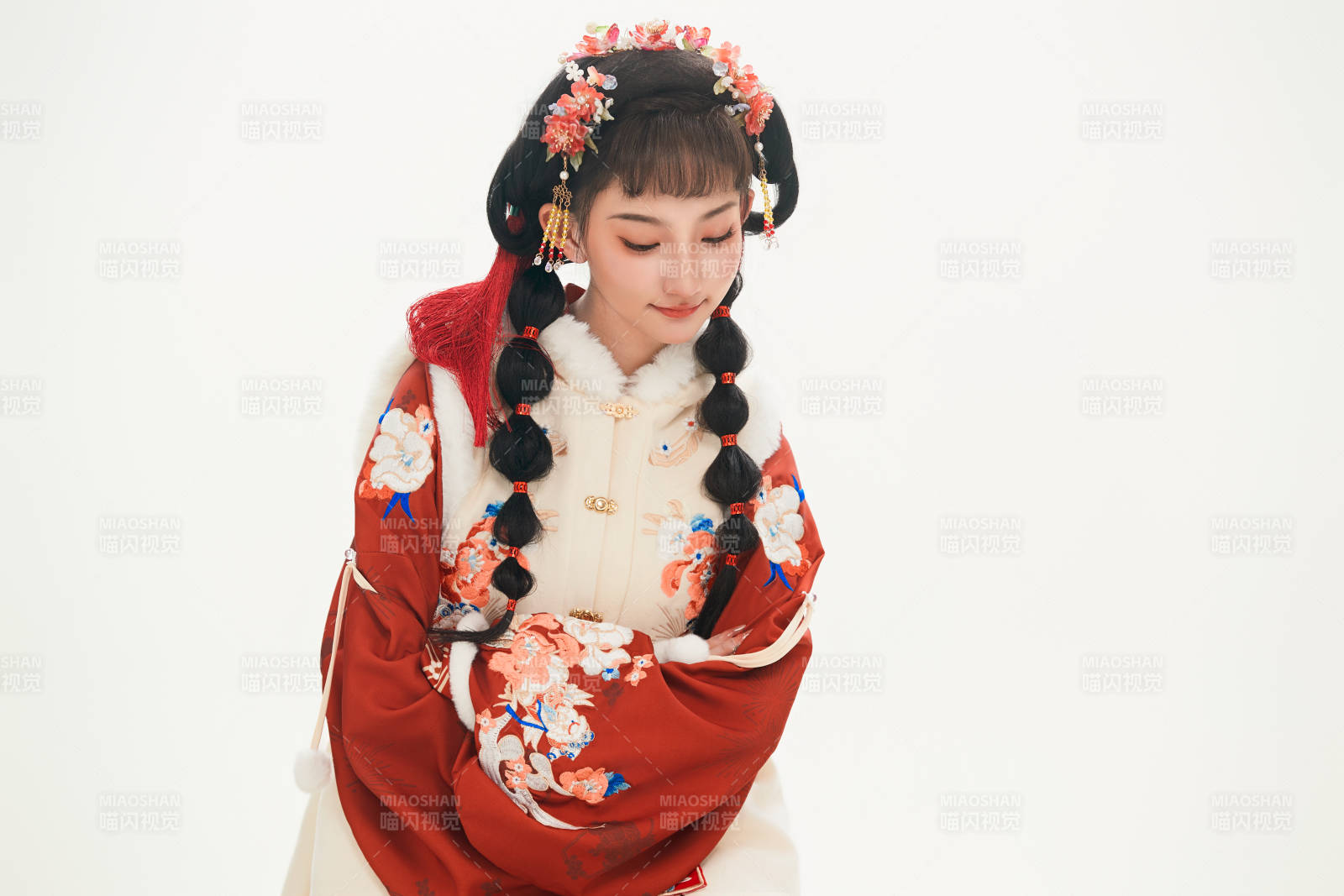 白色背景下身穿喜庆中式汉服的可爱少女图片