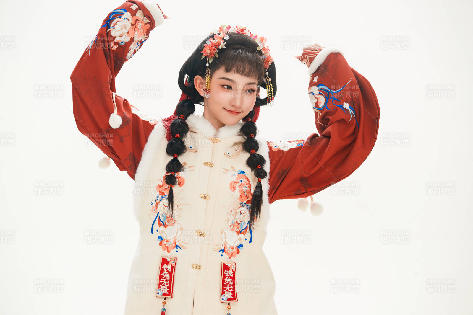 白色背景下身穿喜庆中式汉服的可爱少女图片