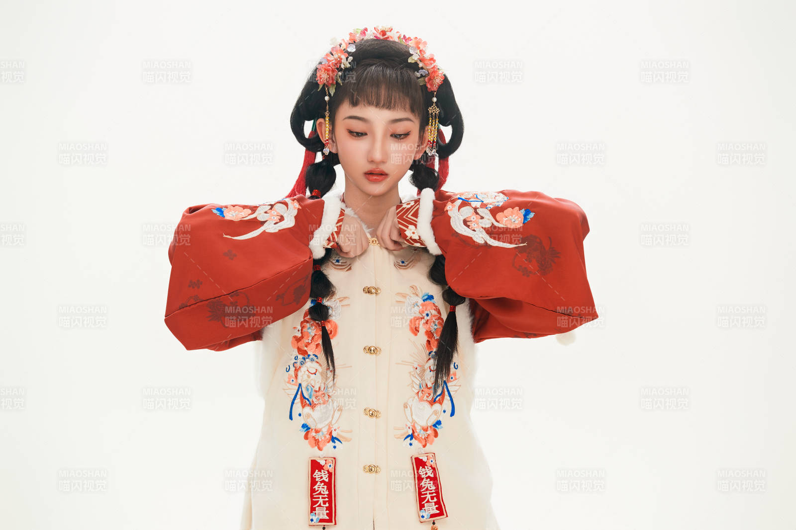 白色背景下身穿喜庆中式汉服的可爱少女图片