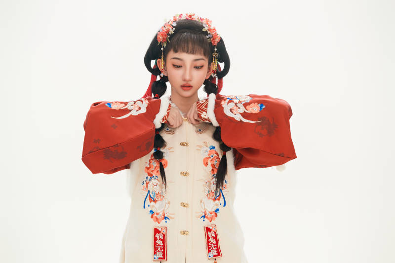 白色背景下身穿喜庆中式汉服的可爱少女图片