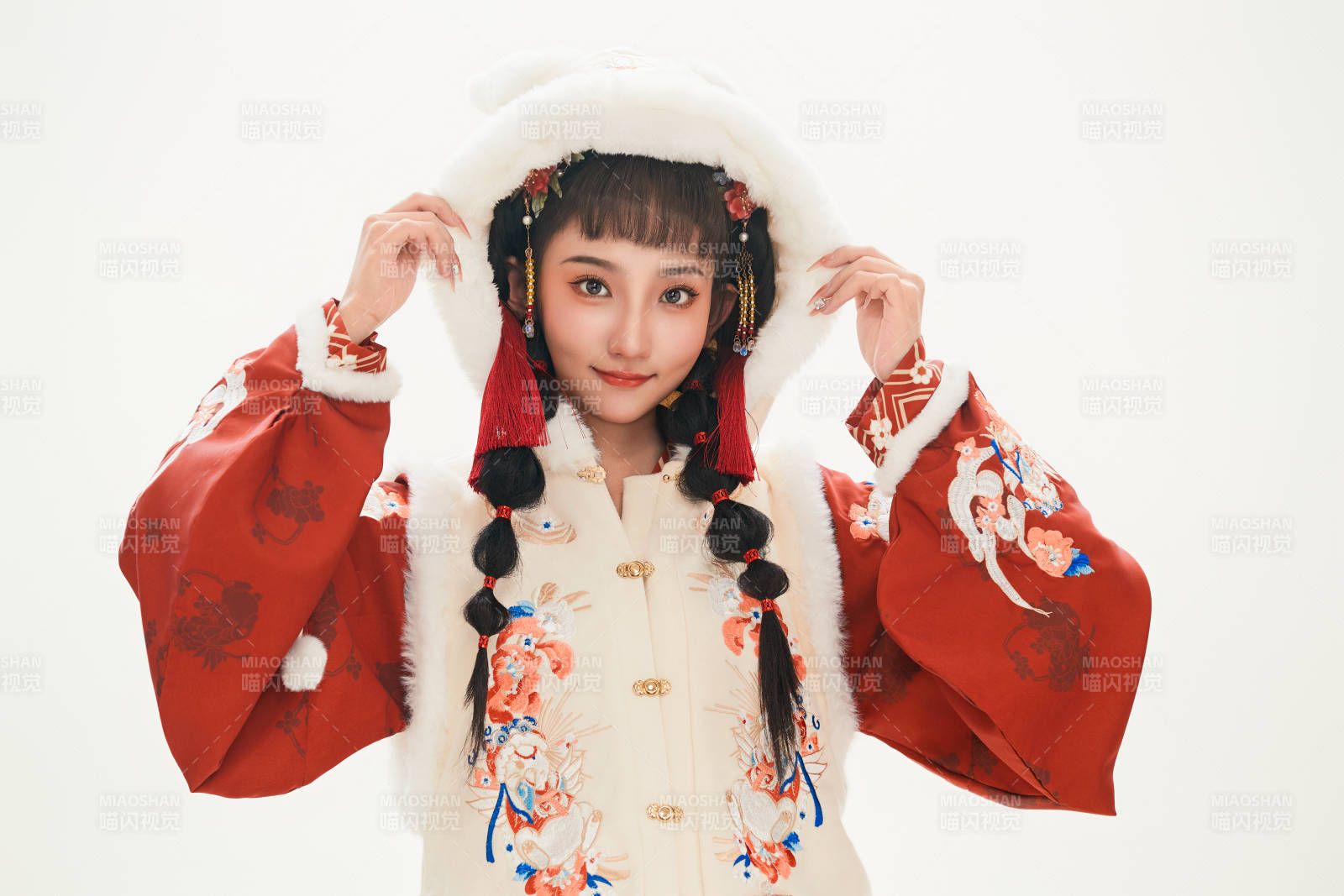 白色背景下身穿喜庆中式汉服的可爱少女图片