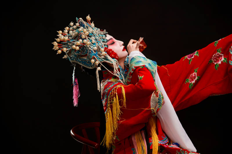 装扮国粹京剧贵妃醉酒角色形象的中国少女图片