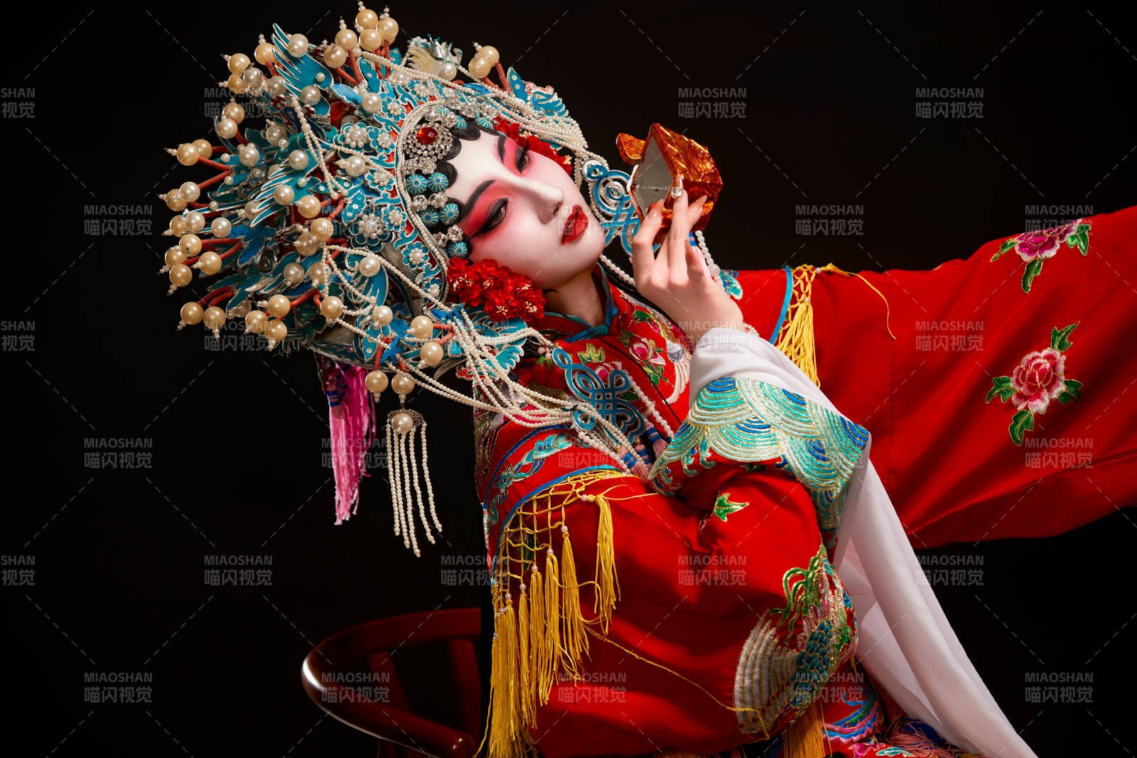 装扮国粹京剧贵妃醉酒角色形象的中国少女图片