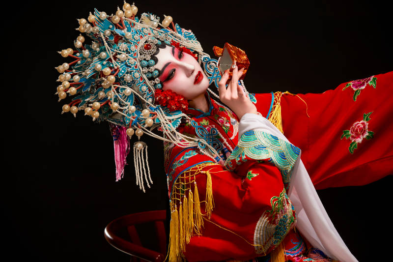 装扮国粹京剧贵妃醉酒角色形象的中国少女图片