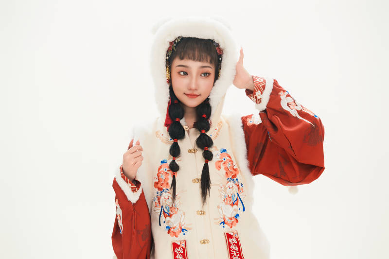 白色背景下身穿喜庆中式汉服的可爱少女图片