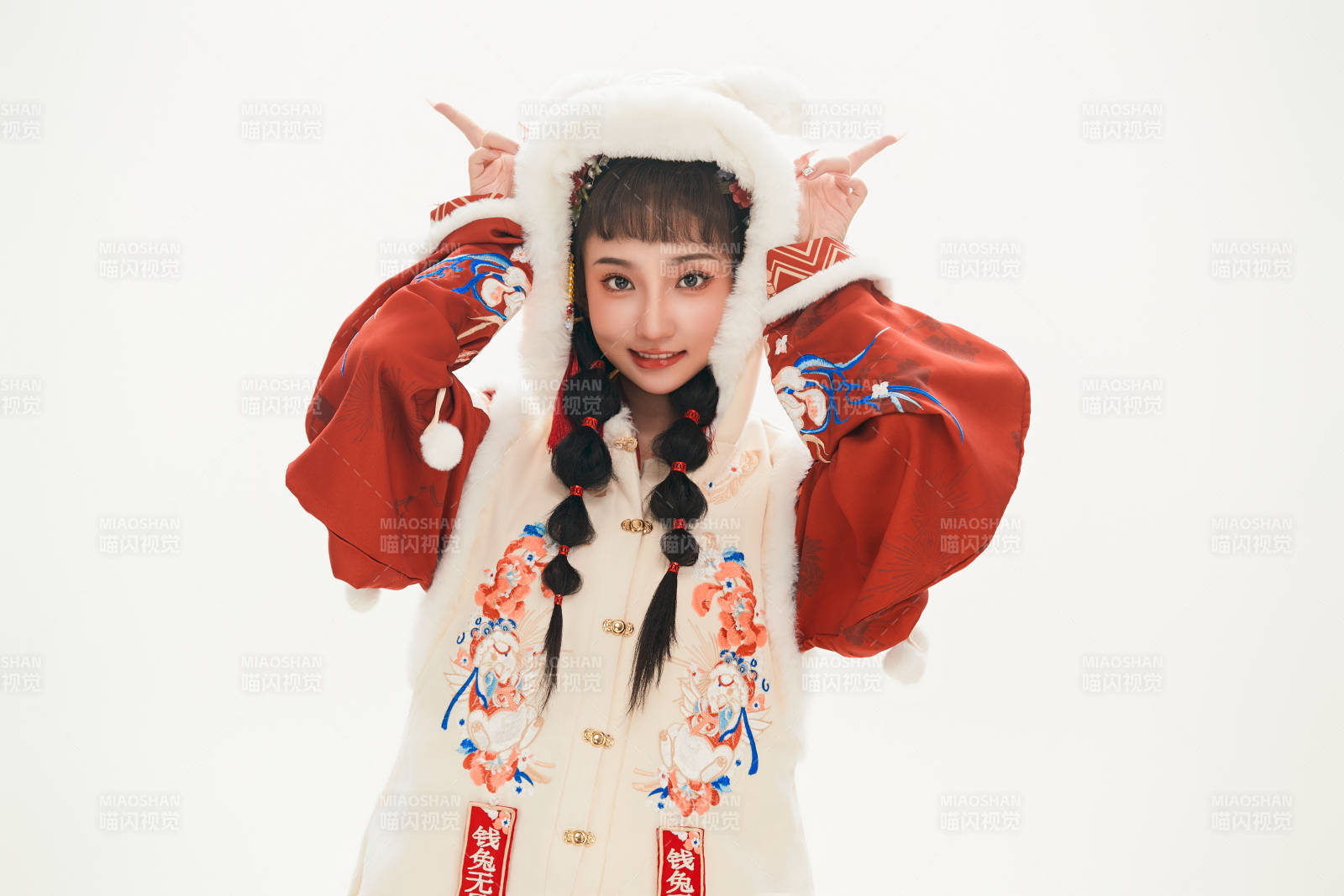 白色背景下身穿喜庆中式汉服的可爱少女图片