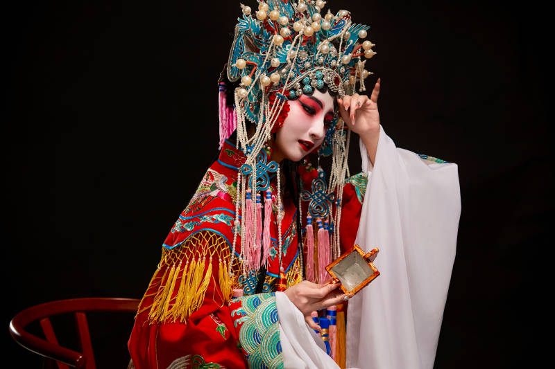 装扮国粹京剧贵妃醉酒角色形象的中国少女图片