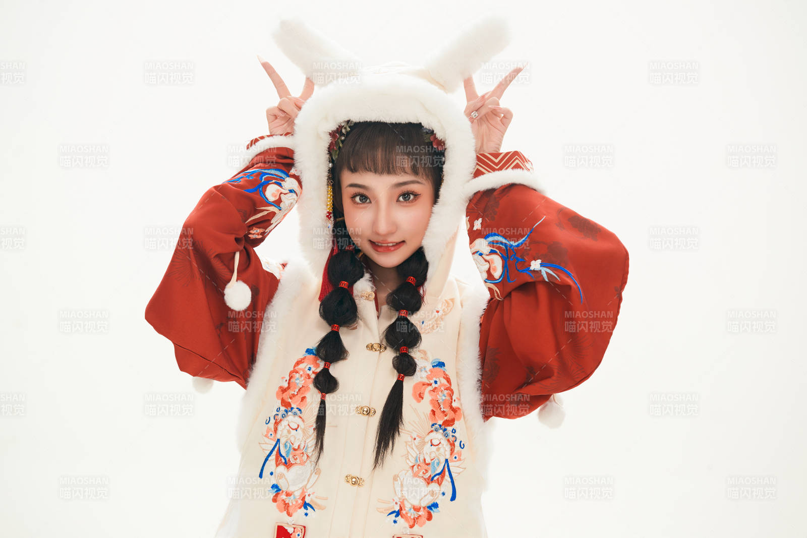 白色背景下身穿喜庆中式汉服的可爱少女图片