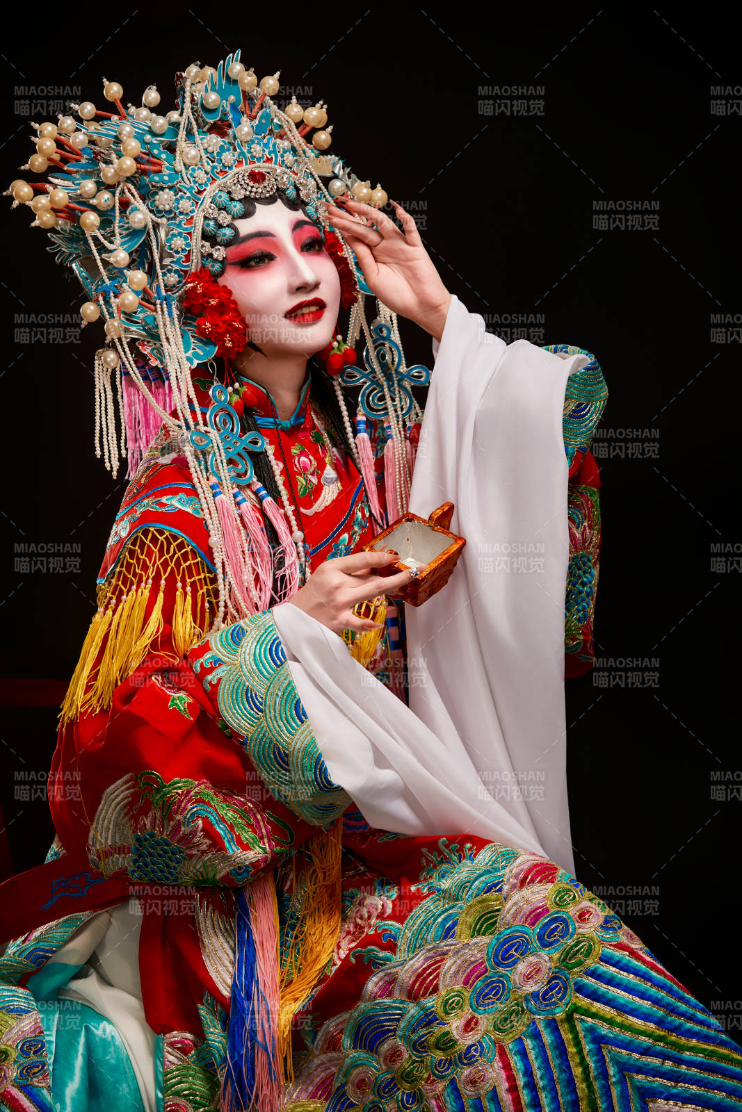 装扮国粹京剧贵妃醉酒角色形象的中国少女图片