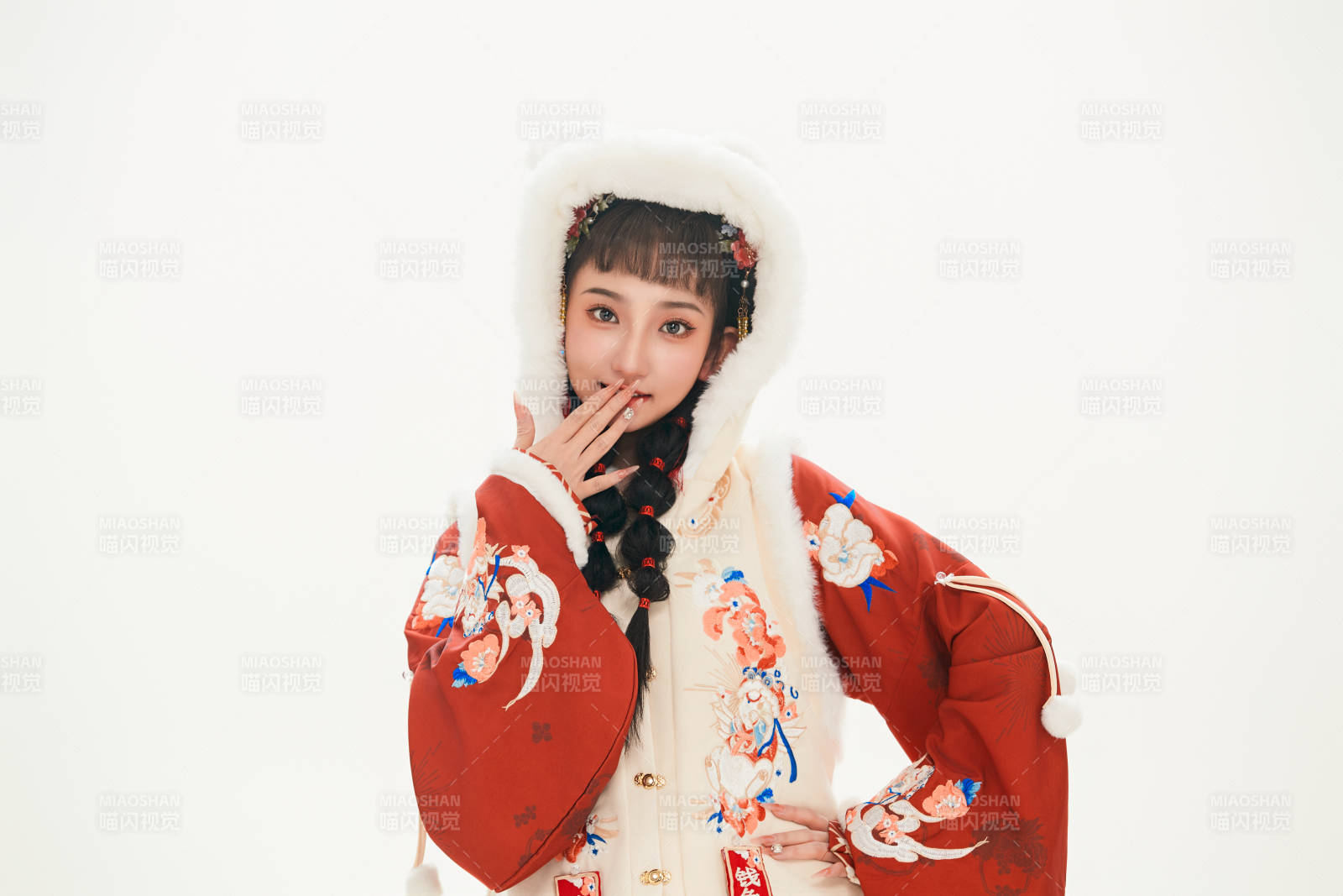 白色背景下身穿喜庆中式汉服的可爱少女图片