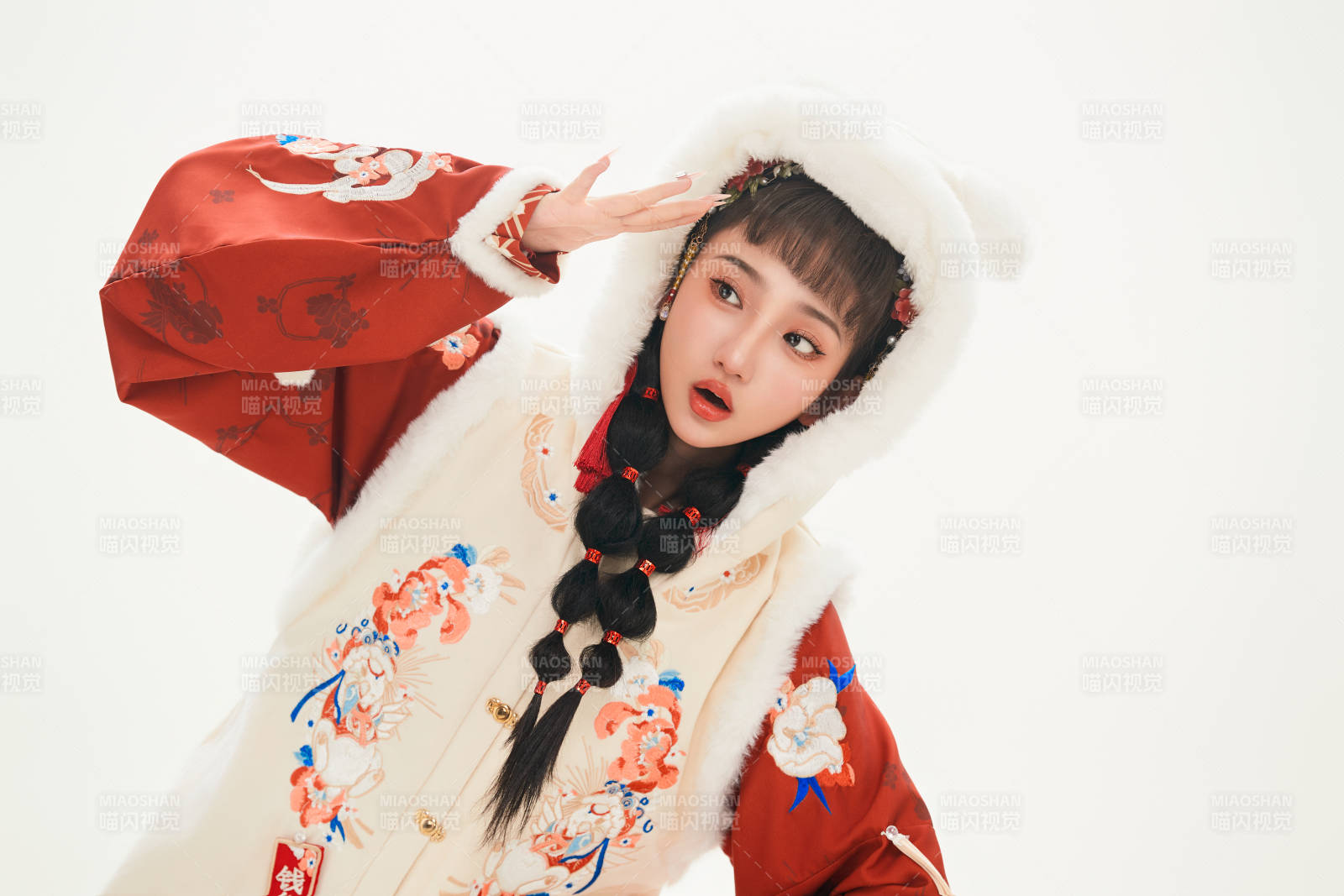 白色背景下身穿喜庆中式汉服的可爱少女图片