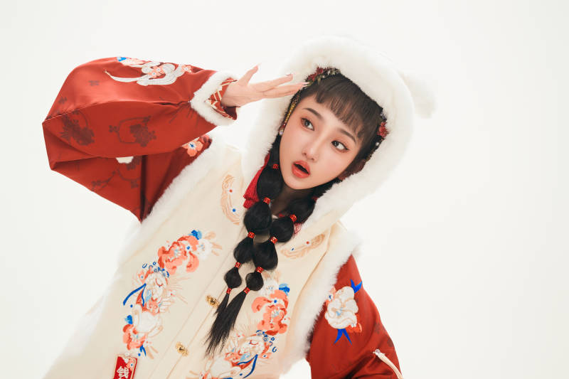 白色背景下身穿喜庆中式汉服的可爱少女图片