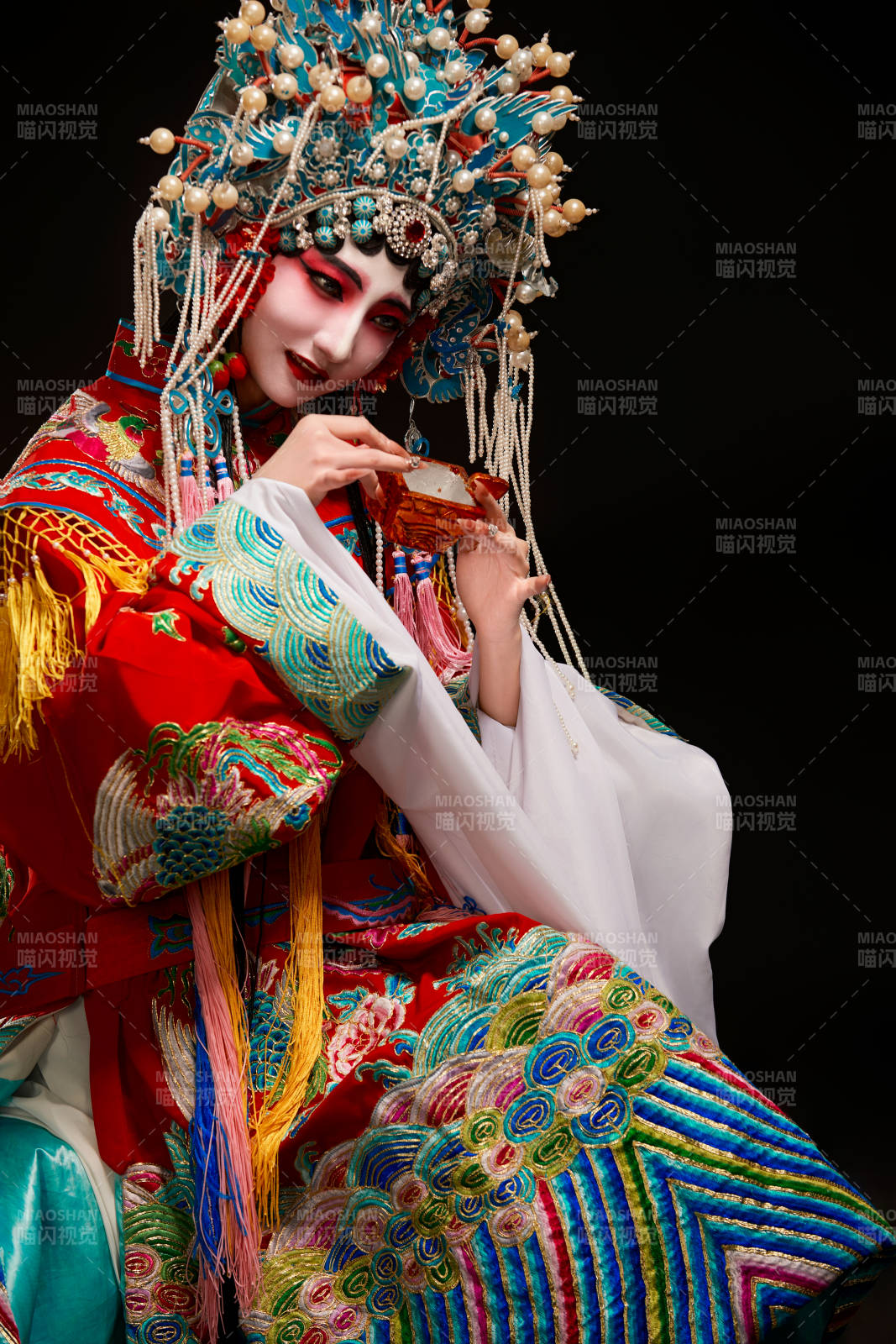 装扮国粹京剧贵妃醉酒角色形象的中国少女图片