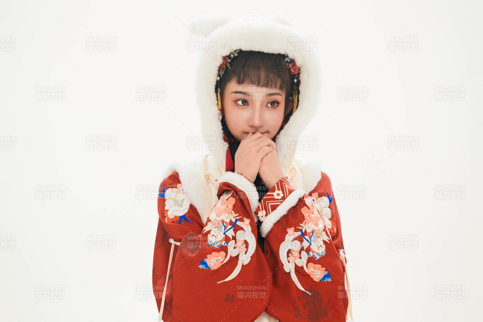 白色背景下身穿喜庆中式汉服的可爱少女图片