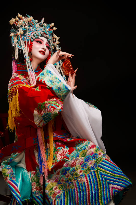 装扮国粹京剧贵妃醉酒角色形象的中国少女图片