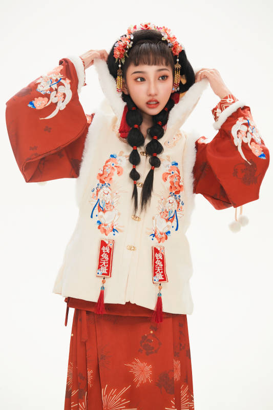 白色背景下身穿喜庆中式汉服的可爱少女图片