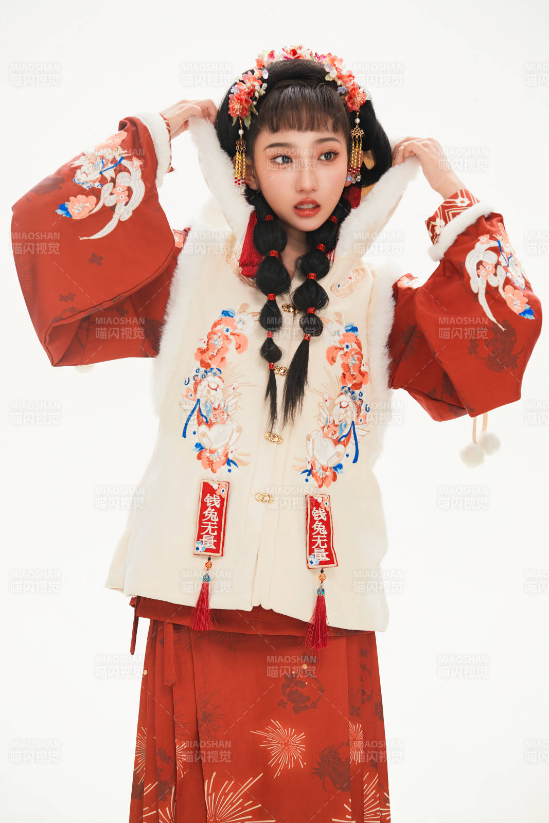 白色背景下身穿喜庆中式汉服的可爱少女图片